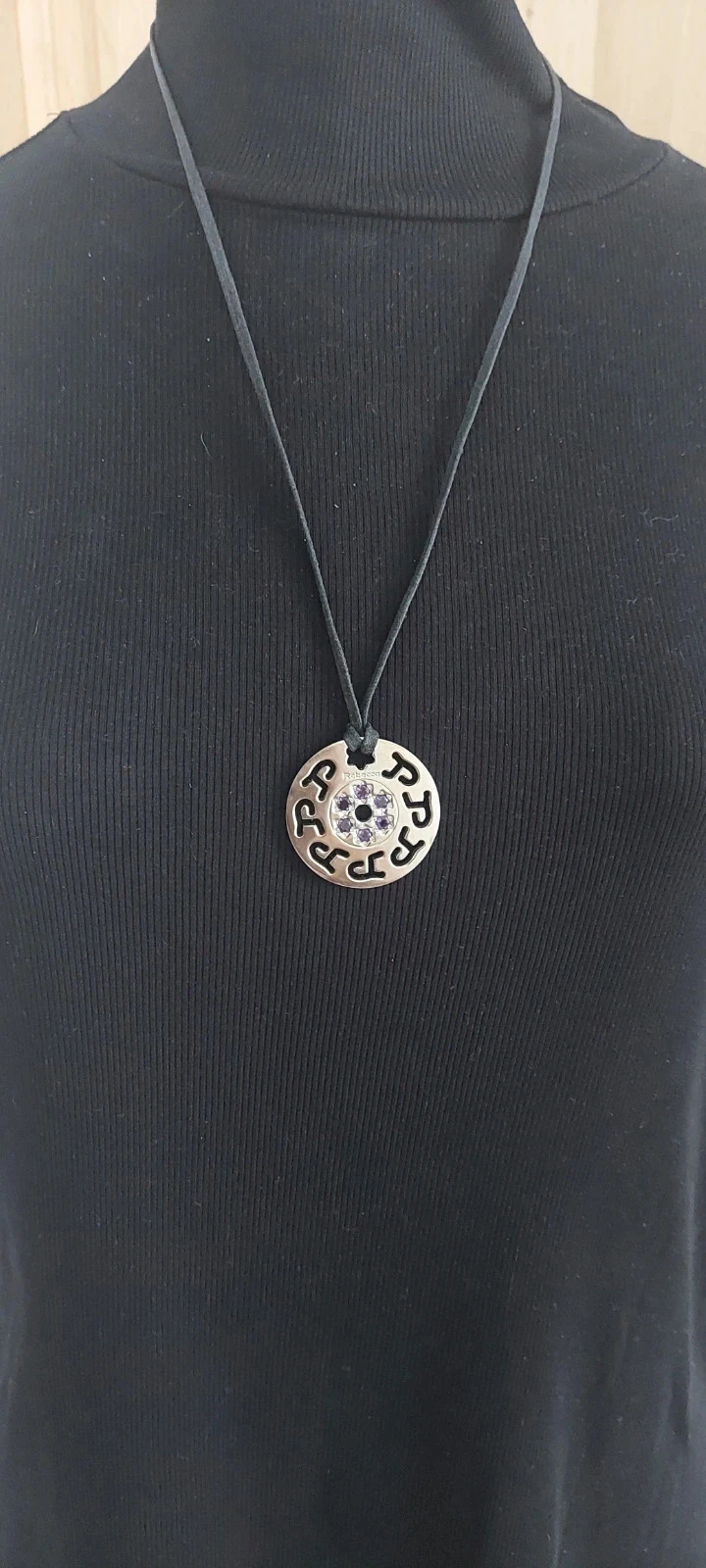 Collier pendentif cercle Rebecca - Argenté et pierres violettes - Très bon état – photo 5